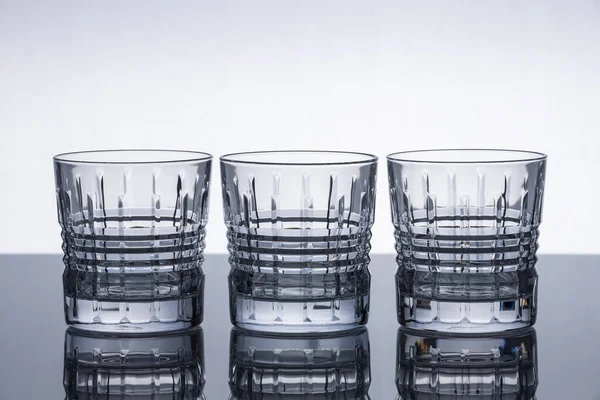 Kryształowe Szklanki Whisky Powierzchni Odbijającej Światło Odizolowany Obiekt Dramatyczne Współczesne — Zdjęcie stockowe