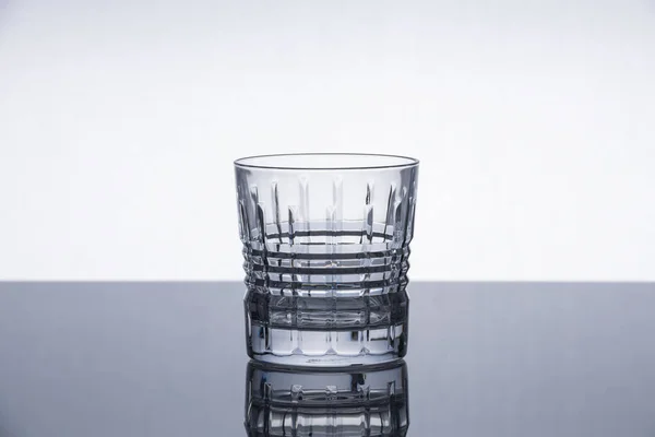 Yansıtıcı Yüzeyde Kristal Viski Bardağı Ayrı Bir Nesne Dramatik Modern — Stok fotoğraf