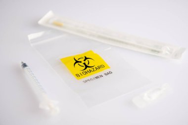 Beyaz arka planda biyolojik tehlike numunesi plastik torba