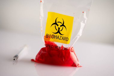 Beyaz arka planda biyolojik tehlike numunesi plastik torba