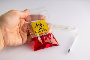 Beyaz arka planda biyolojik tehlike numunesi plastik torba