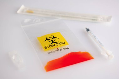 Beyaz arka planda biyolojik tehlike numunesi plastik torba
