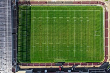 Rugby sahasının üst görüntüsü, ragbi sahasının kuş bakışı görüntüsü.