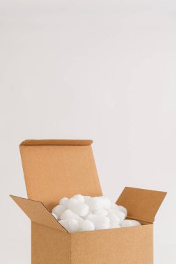 Fıstık paketleriyle dolu beyaz arka planda izole edilmiş karton kutu. Boşluğu kopyala.