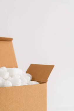Fıstık paketleriyle dolu beyaz arka planda izole edilmiş karton kutu. Boşluğu kopyala.