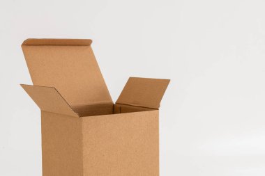Beyaz arkaplanda izole edilmiş boş karton kutu