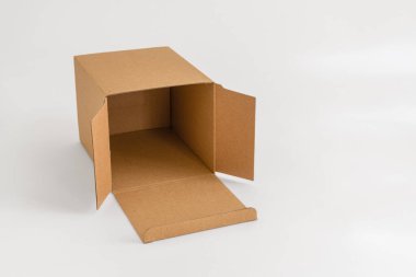 Beyaz arkaplanda izole edilmiş boş karton kutu