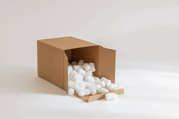 Caixa Papelão Isolada Fundo Branco Preenchida Com Amendoins Embalagem — Fotografia de Stock