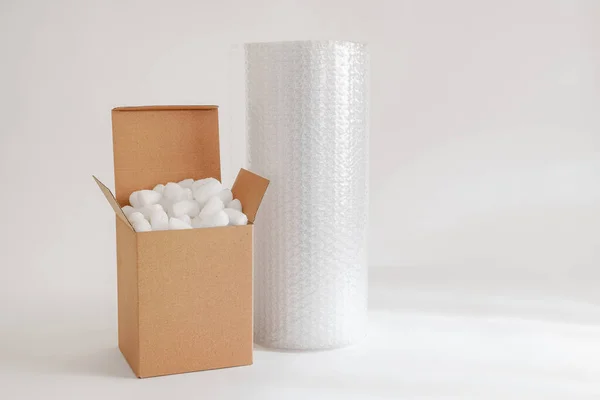 Caja Cartón Aislado Fondo Blanco Lleno Cacahuetes Embalaje Papel Burbuja —  Fotos de Stock