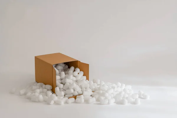 Caixa Papelão Isolada Fundo Branco Preenchida Com Amendoins Embalagem — Fotografia de Stock