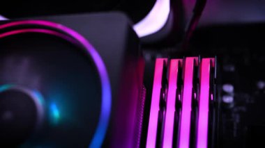 Modern bilgisayar RGB LED ışıkları, işlemci soğutma vantilatörü ve belleği kapat