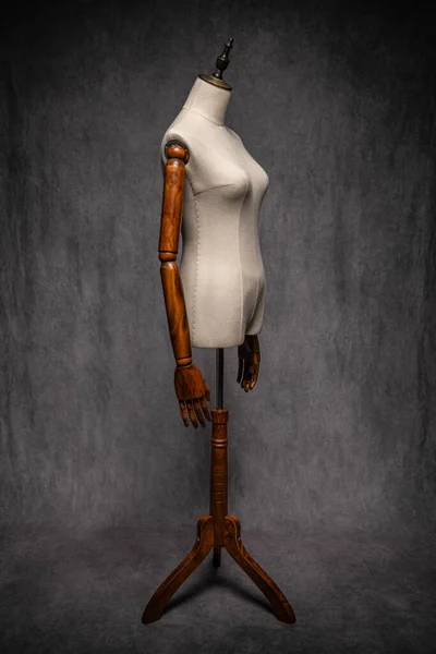 木製の女性のドレスメーカーマネキン 腕と調節可能なスタンドとレトロなスタイル — ストック写真