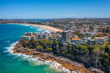 Queenscliff ve Manly Northern Plaaches Sydney NSW Avustralya üzerinde panoramik drone hava görüntüsü