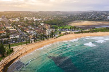 Dee 'ye panoramik insansız hava aracı görüntüsü Neden plaj ve Dee Neden lagün, Kuzey Sahilleri Sydney NSW Avustralya