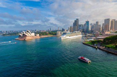 Sydney, Avustralya - 26 Ekim 2014: Panoramik insansız hava aracı Opera Binası ve Circular Rıhtımı üzerinde görüldü. Gündönümü yolcu gemisi Sydney Limanı, Sydney Avustralya 'dan çıkarken görüldü..