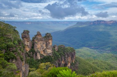 Üç Kız Kardeş 'in kaya oluşumunun resmi. Echo Point in the Blue Mountains Ulusal Parkı, Katoomba City, New South Wales in Australia.