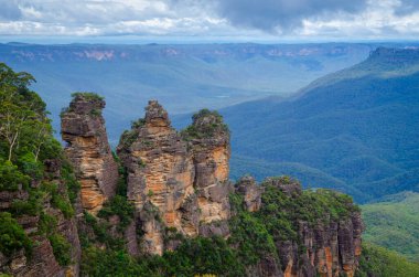 Üç Kız Kardeş 'in kaya oluşumunun resmi. Echo Point in the Blue Mountains Ulusal Parkı, Katoomba City, New South Wales in Australia.