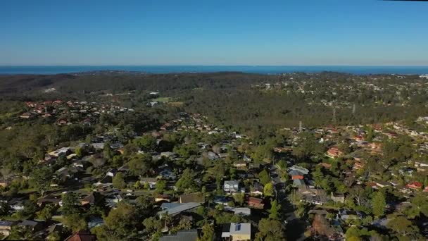 悉尼北部海滩地区郊区房屋和街道的全景无人驾驶飞机全景 背景为海洋景观 — 图库视频影像