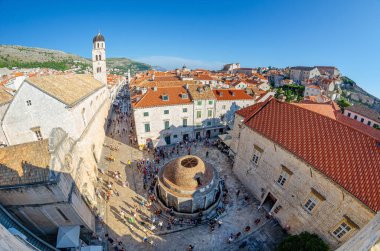 Dubrovnik, Hırvatistan - 22 Eylül 2015 - Onofrio 'nun Büyük Çeşmesi' nin panoramik manzarası, 1438 yılında inşa edilmiş ve süslenmiş taş maskelerle süslenmiş dairesel kaynak suyu çeşmesi. Dubrovnik, Hırvatistan.