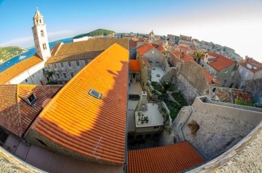 Dubrovnik, Hırvatistan - 22 Eylül 2015 - St. Dominic Kilisesi 'nin panoramik manzarası, Meryem Ana Kilisesi ve Dubrovnik' in eski kasabasının çatıları. Dubrovnik, Hırvatistan.