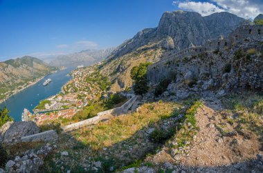 Karadağ 'ın Kotor eski kenti ve Kotor Koyu' nun panoramik manzarası Kotor Kalesi 'nden alındı