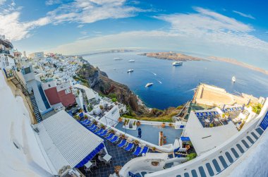 Yunanistan 'ın Santorini adasındaki Oia köyünün dramatik gökyüzü ile güzel panoramik manzarası