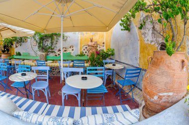 Yunanistan 'ın Santorini adasındaki Oia köyündeki eski tarz, güzel restoranın manzarası
