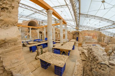 Türkiye 'nin Orta Ege bölgesindeki Efes' teki Efes 'teki Efes' teki Antik Teras Evleri veya Yamaçlardaki Evlerin Harabeleri.