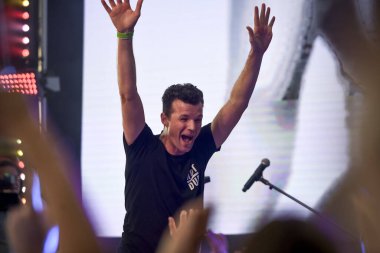 Sydney, Avustralya - 2 Kasım 2019 - Tom Lowndes (DJ Tom Loud), bilinen adıyla Hot Dub Zaman Makinesi, Everest Karnavalı sırasında Rosehill Gardens 'ta Dünya' nın İlk Zaman Yolcusu DJ 'i