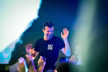 Sydney, Avustralya - 2 Kasım 2019 - Tom Lowndes (DJ Tom Loud), bilinen adıyla Hot Dub Zaman Makinesi, Everest Karnavalı sırasında Rosehill Gardens 'ta Dünya' nın İlk Zaman Yolcusu DJ 'i