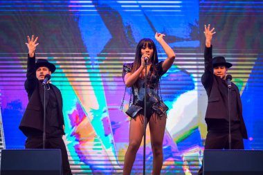 Sydney Avustralya - 19 Ekim 2019: Kelly Rowland, Royal Randwick Hipodromu 'nda 19 Ekim 2019 tarihinde The Everest Day yarış gününde sahne aldı..