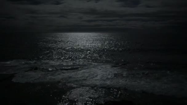 Великі Океанічні Хвилі Вночі Падають Скелястий Берег Місячне Відображення Воді — стокове відео