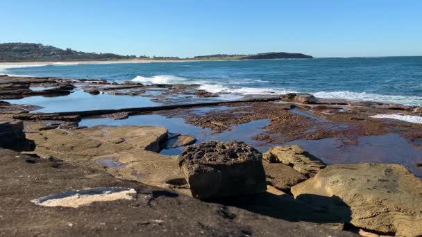 阳光灿烂的日子里 巨浪冲击着岩石海岸 — 图库视频影像