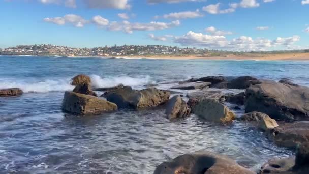 Ondas Oceano Rolam Para Rochas Com Praia Areia Fundo — Vídeo de Stock