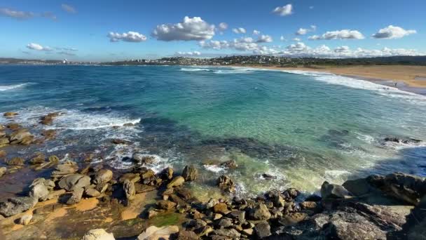 Ozeanwellen Wälzen Sich Die Felsen Mit Sandstrand Hintergrund — Stockvideo