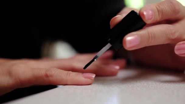 Женщина Красит Ногти Ясным Лаком Получить Красивый Блеск Защитить Чипсов — стоковое видео