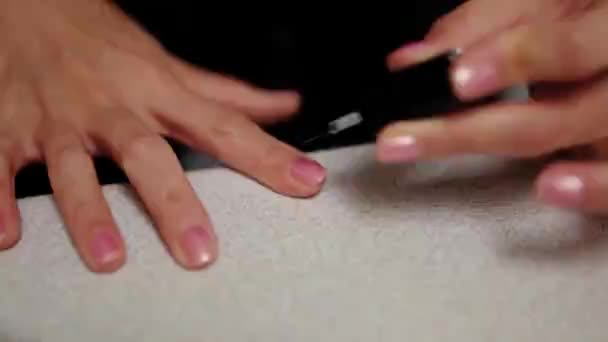 Vrouw Schilderen Haar Nagels Met Duidelijke Polish Mooie Glans Krijgen — Stockvideo