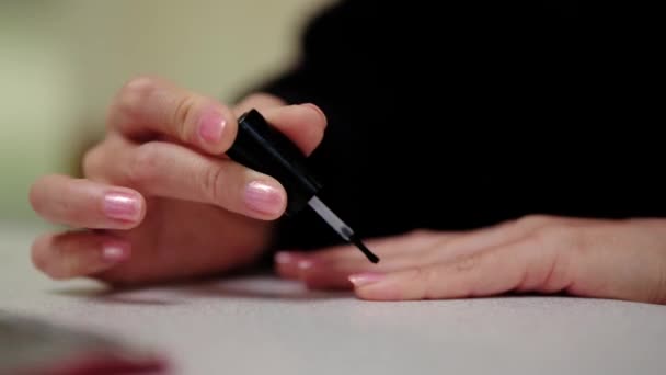 Feminino Pintando Suas Unhas Com Esmalte Claro Para Obter Brilho — Vídeo de Stock
