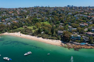 Sydney, Avustralya 'nın kuzey sahillerindeki Mosman' daki Cobblers Körfezi ve Chinamans Sahili üzerinde panoramik insansız hava aracı görüntüsü.