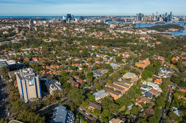 Sydney Merkez İş Bölgesi ve Sydney Limanı 'na doğru Kuzey Sydney' in panoramik insansız hava aracı görüntüsü