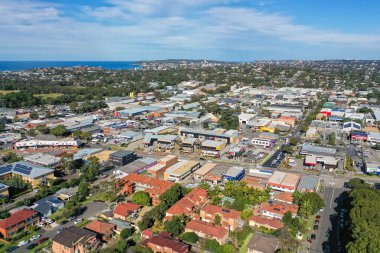 Sydney NSW Avustralya - 22 Haziran 2022 - Brookvale ticari sanayi bölgesi, Kuzey Sahilleri 'nin insansız hava aracı görüntüsü.