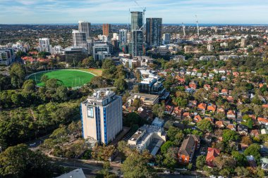 Sydney NSW Avustralya - 7 Haziran 2021 - Sydney NSW Avustralya 'da Kuzey Sydney ve Gore Hill Oval Panoramik insansız hava aracı görüntüsü