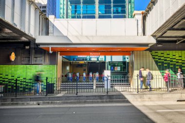Sydney, Avustralya 22 Nisan 2021 - Burwood Burwood 'daki Burwood Tren İstasyonuna Giriş, Sidney' in batısındaki banliyö.
