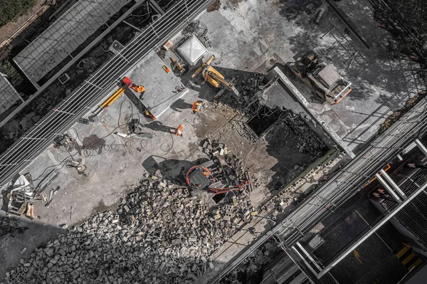 Yıkım alanının ve inşaat işçilerinin ağır makinelerle çekilmiş hava aracı fotoğrafı.