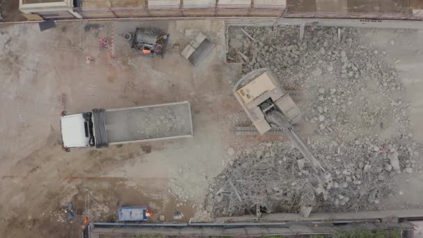 Yıkım Alanının Hava Aracı Görüntüsü Kazıcı Kamyona Beton Çelik Moloz — Stok video