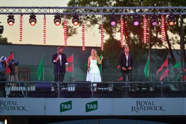 Sydney, Avustralya - 4 Aralık 2020: Samantha Jade Royal Randwick yarış pistinde Royal Randwick Noel Festivali 'nde sahne aldı.