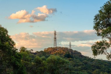 Mobil kule ve elektrik hatları kurulumu, telefon sitesi ve telekom istasyonu. 5G çevrimiçi internet üretimi. Gezici kule radyasyonundan kaynaklanan sağlık tehlikeleri. Telekomünikasyon ve kablosuz mobil ağ. WIFI anteniName.