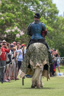 At düellosu. Mızrak dövüşü turnuvasındaki ortaçağ şövalyeleri. Şövalyeler yarışması.