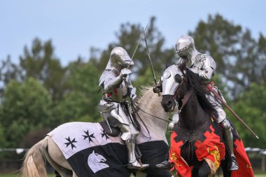 At düellosu. Mızrak dövüşü turnuvasındaki ortaçağ şövalyeleri. Şövalyeler yarışması.
