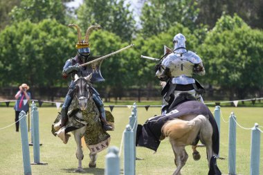 At düellosu. Mızrak dövüşü turnuvasındaki ortaçağ şövalyeleri. Şövalyeler yarışması.